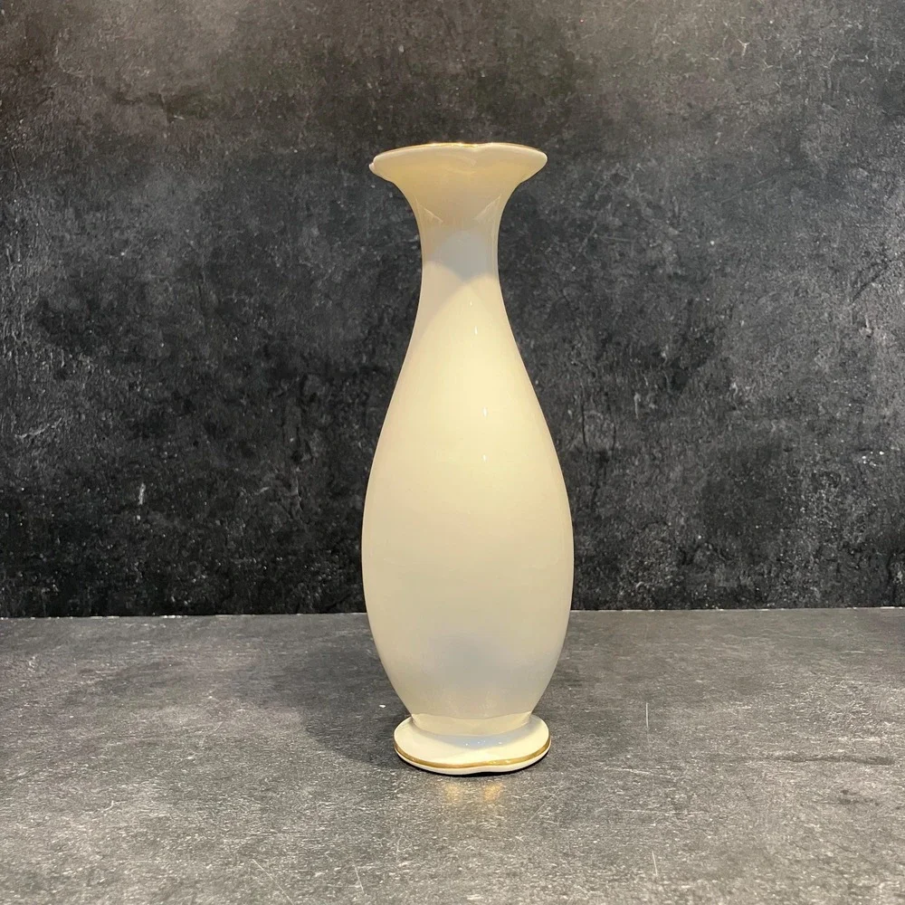 Vtg Royal Doulton Fine Bone China Bud Vase Scalloped Edge Gilded Accents